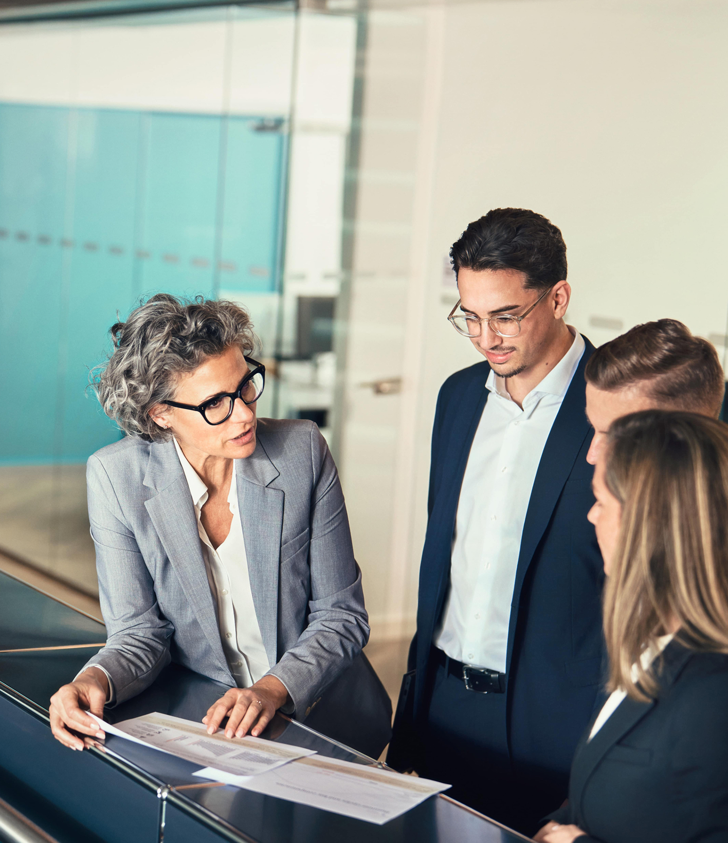 Beraterteam von Aspera Partners im Austausch über Projektunterlagen – moderne Unternehmensberatung in kollaborativer Arbeitsweise.