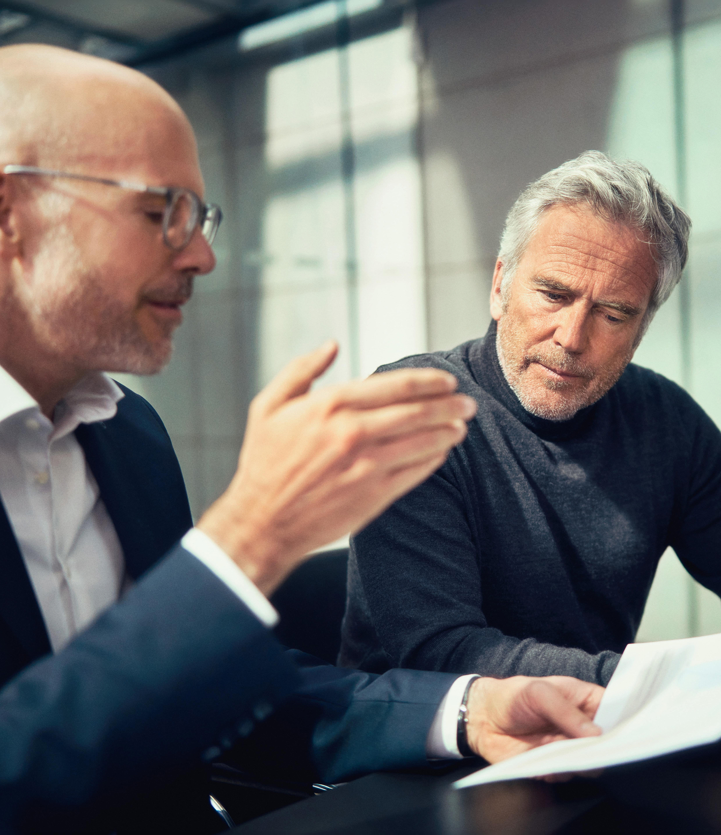 Ein Berater von Aspera Partners im Gespräch mit einem Kunden über strategische Themen – moderne und persönliche Unternehmensberatung.