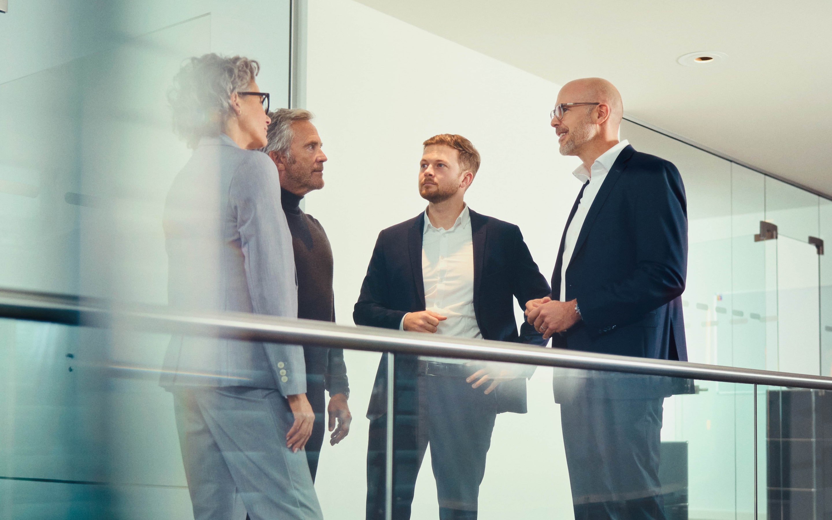 Beratungsgespräch zwischen Aspera-Partners-Beratern und Kunden in einem Büro.“