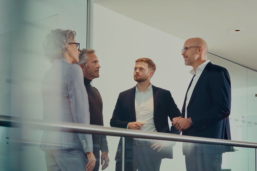 Gruppenaustausch beim Kunden in moderner Atmosphäre.