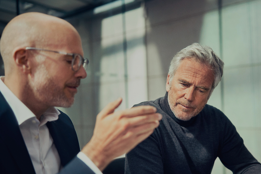 Berater erklärt dem Kunden seine Analyse