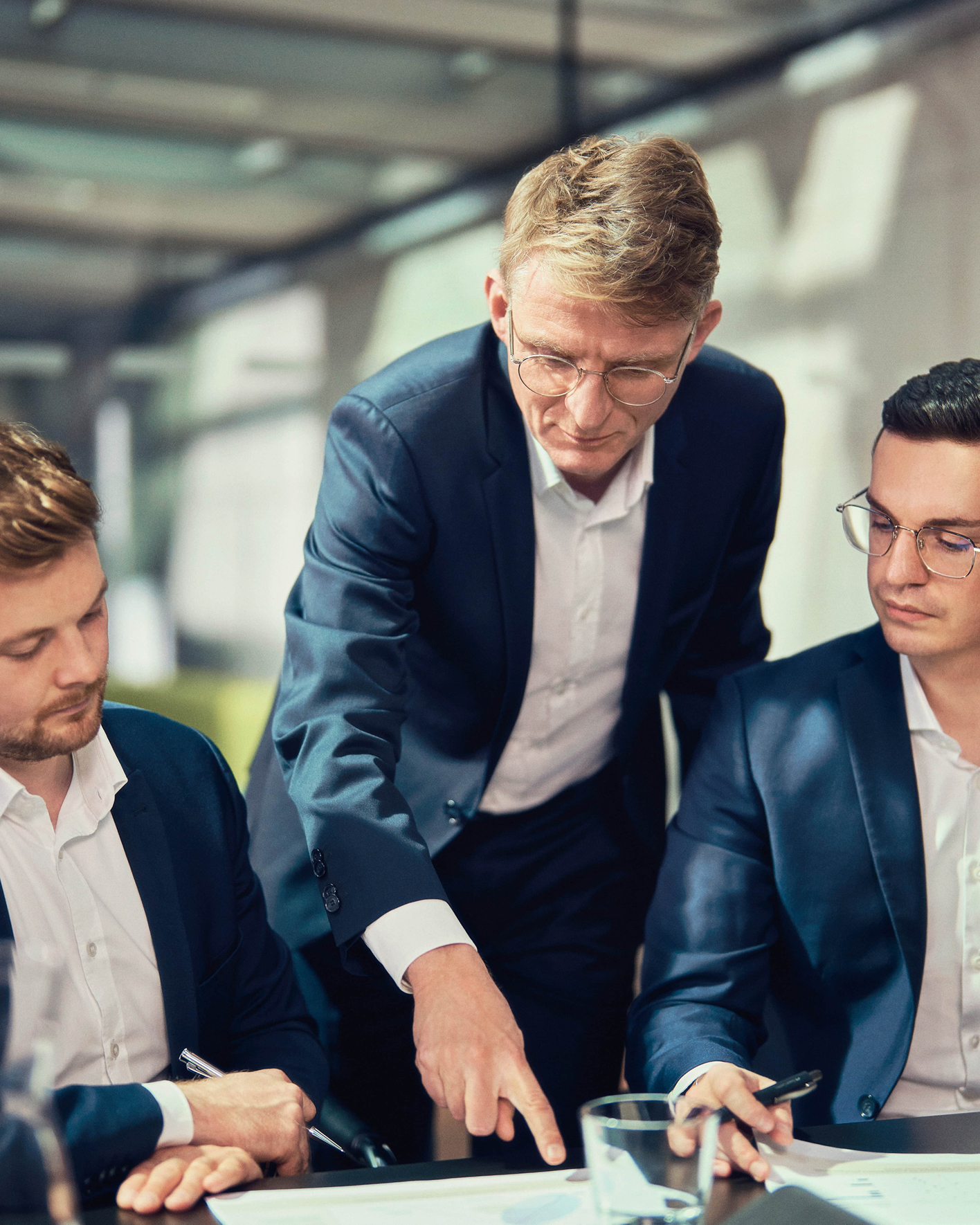 Berater von Aspera Partners inmitten eines Analyse-Gesprächs